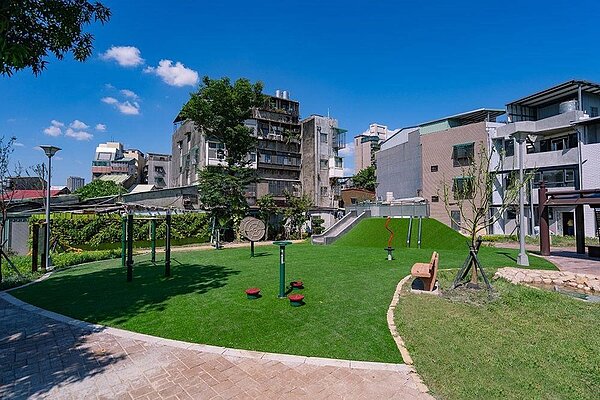 國順公園內的草坡遊樂場深受小朋友喜愛。圖／取自公園走透透，台北新花漾
