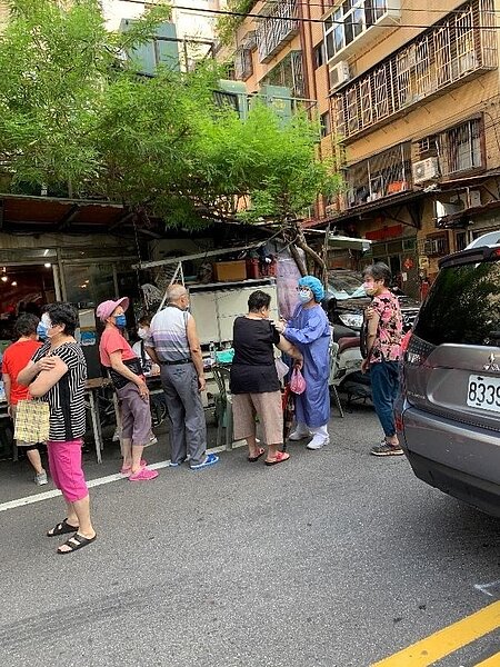 里民排隊注射流感疫苗。圖／蔡河彬里長提供