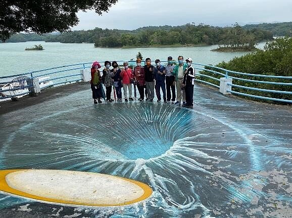 里民於社區旅行中合影留念。圖／蔡河彬里長提供