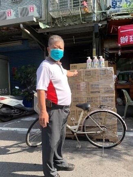 里長準備發放沙拉脫等生活物資。圖／蔡河彬里長提供