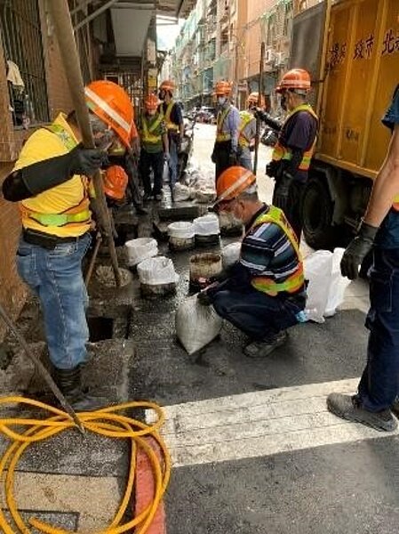 梅雨季來臨前，里長請清潔隊前來和平里進行水溝清淤。圖／蔡河彬里長提供