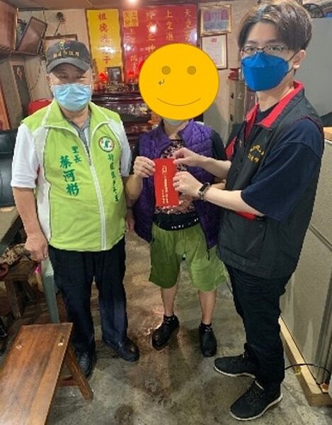 長於里辦公處發放生活救助金。圖／蔡河彬里長提供