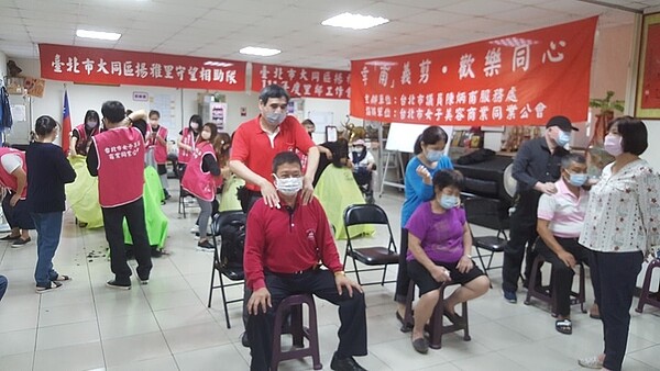揚雅里舉辦「幸甫義剪，歡樂同心」活動。圖／取自揚雅里辦公室臉書粉絲專頁
