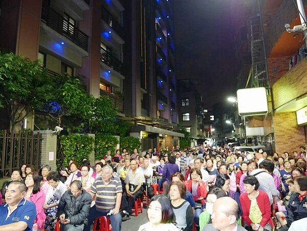 仁義里舉辦慶祝母親節聯歡晚會，現場人山人海。圖／取自陳文一臉書粉絲專頁