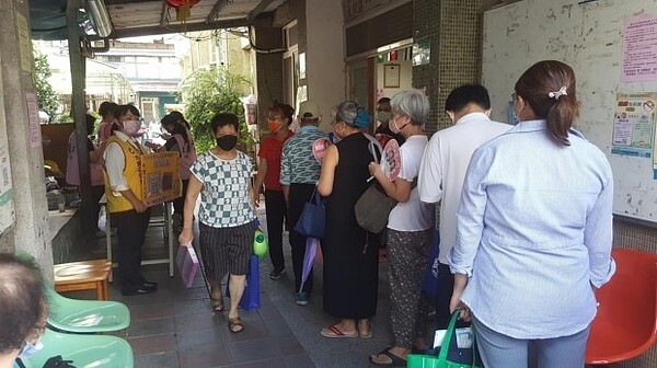 揚雅里在中秋節發放宣導品和中秋節禮品。圖／取自台北市鄰里服務網
