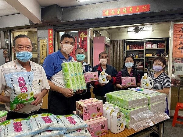 文一里長和志工團花數日發放物資給里的低收入戶家庭。圖／取自陳文一臉書粉絲專頁