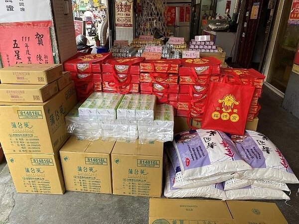 仁義里里內宮廟會捐贈物資，給里內的弱勢族群。圖／取自陳文一臉書粉絲專頁