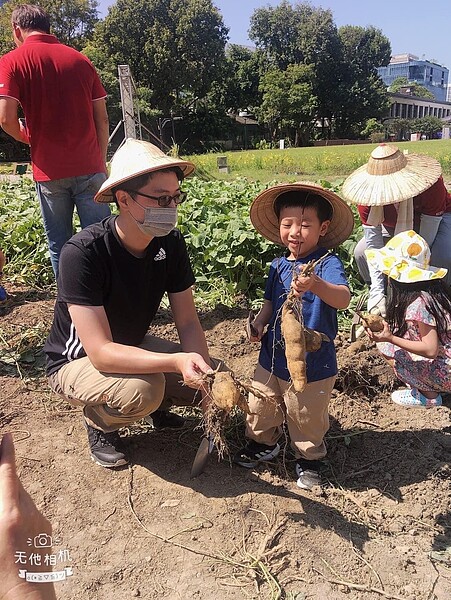 新仁里舉辦地瓜收成體驗活動，親子同樂在土裡挖寶。圖／取自吳建德里長臉書專頁