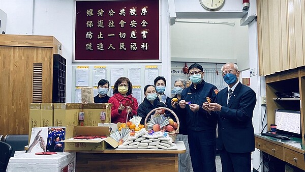 和派出所同仁合影。圖／羅孝英里長提供
