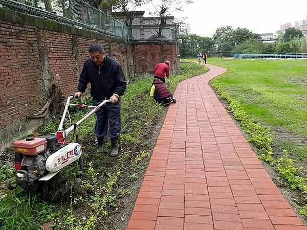 特優里長除草。圖／里辦提供 
