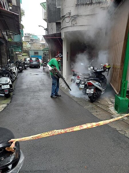 疫情期間，文明里定期進行消毒工作。圖／取自魏春花臉書粉絲專頁