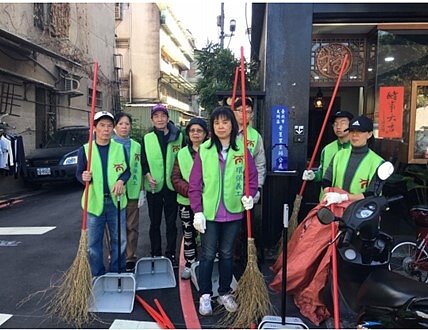 景星里的環保志工和熱心里民一同打掃里區環境。圖／取自台北市鄰里服務網