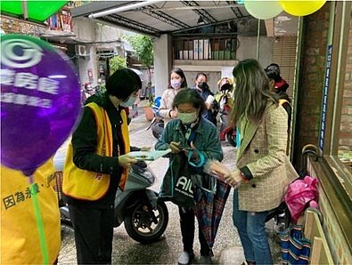 景星里的元宵節慶祝活動，永慶房屋的志工協助幫忙完成實名制的登記。圖／取自台北市鄰里服務網
