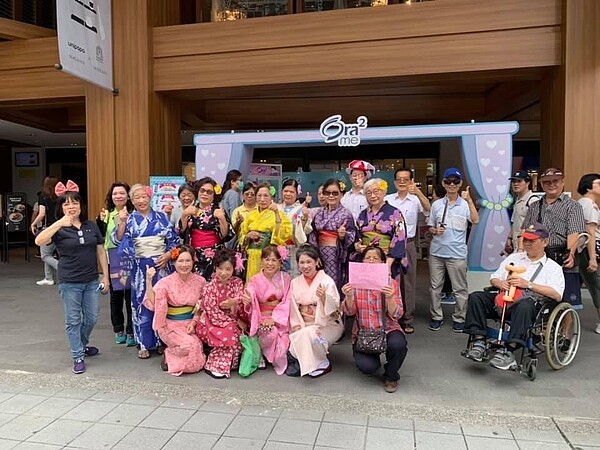 同學們合影。圖／羅孝英里長提供
