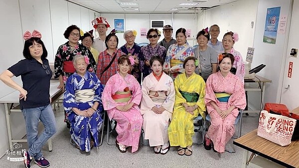 里長和舞蹈般的里民同學們合影。圖／羅孝英里長提供
