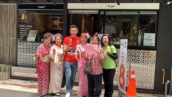 同學們合影。圖／羅孝英里長提供
