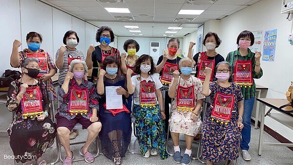 原住民的頭飾DIY活動。圖／羅孝英里長提供
