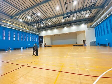 台南市南區全民運動中心綜合球館10日啟用,體育局將規畫於此打造台南首座標準攀岩場。(曹婷婷攝)