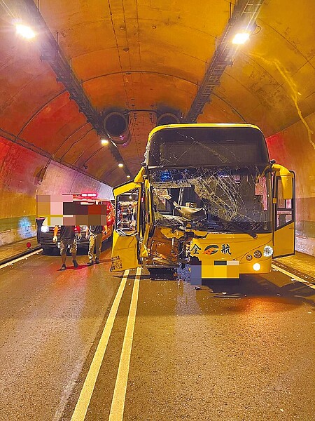 國道6號東向國姓隧道10日發生公車追撞賓士休旅車事故。（國道第7公路警察大隊提供／廖志晃南投傳真）