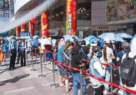 SOGO台北館周年慶10日熱鬧登場,11點前忠孝館即出現破千人潮等待進館。圖∕吳松翰