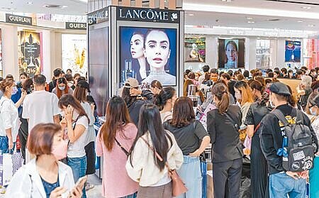 SOGO台北館周年慶三館首日預估業績共13億元、來客10萬人。(吳松翰攝)