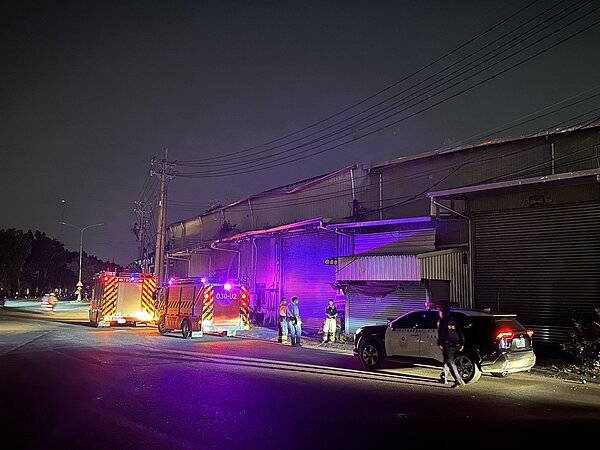 高雄市仁武區澄觀路與水管路的電線桿10日晚,不明原因冒出火花導致故障短路,多路口號誌停擺,更造成758戶停電。記者陳弘逸/翻攝