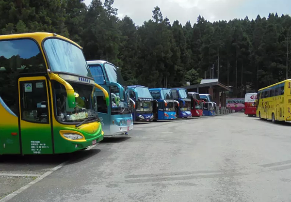 防疫限制陸續解封,旅遊業逐漸復甦,卻有超過五成的遊覽車業者表示司機短缺。聯合報資料照片