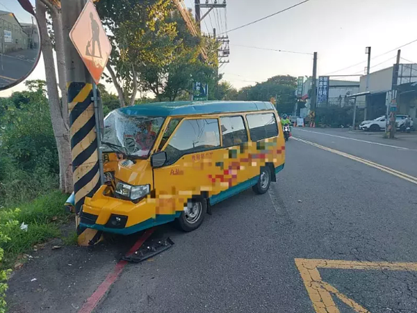 八德區一輛娃娃車疑自撞電線桿,車上男駕駛、4名學童遭受傷送醫,均無大礙。圖/讀者提供