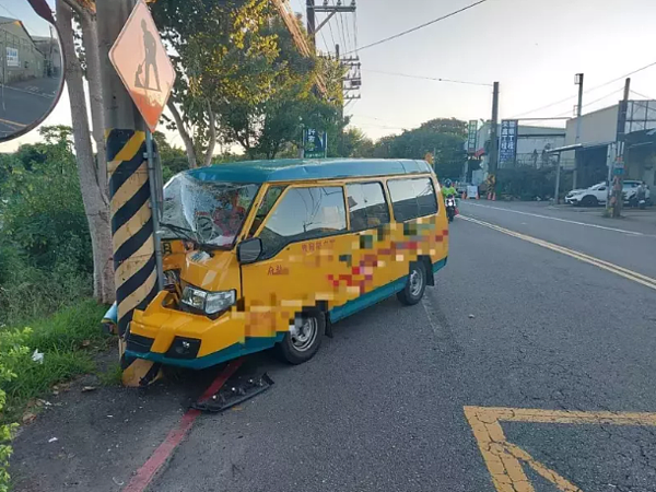 八德區一輛娃娃車疑自撞電線桿，車上男駕駛、4名學童遭受傷送醫，均無大礙。圖／讀者提供