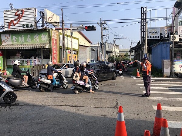 台中市西屯路因路修實施夜間管制,怎料10日早8時,西屯路三段仍在封路施工,周邊道路動彈不得。圖/陳淑華服務處提供