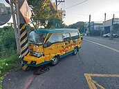 整車嚇哭！桃園娃娃車自撞電線桿　駕駛撞破頭4童受傷送醫