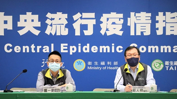 指揮中心醫療應變組副組長羅一鈞（左）表示，輕症感染部分可能會產生一些突破感染的情形，但重症保護力初步評估不會受到什麼影響。圖／指揮中心提供