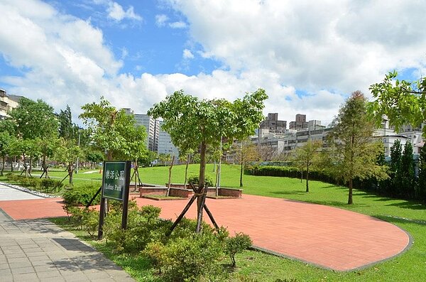 樂活公園位於樂康里，是知名的賞櫻公園綠地。圖／取自公園走透透，台北新花漾官網