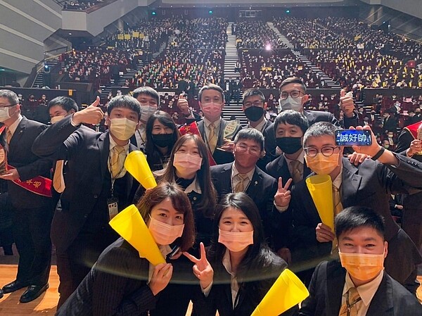 永慶房屋經紀人饒佩姍(前排左一)分享,在永慶當業務真的不一樣,不只有師父的細心指導,夥伴之間也以團結合作取代業務競爭,讓成交更快速。圖/永慶房產集團提供