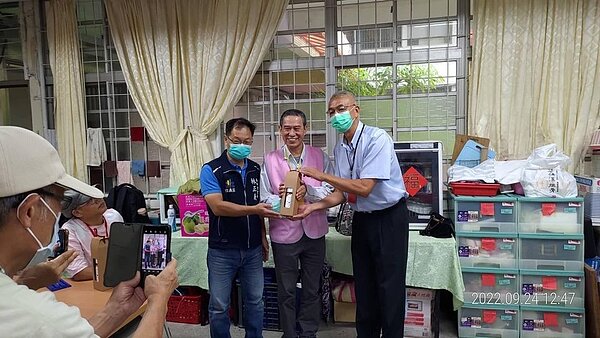 正義里長與里民相處融洽，大家一起為泰和里努力。圖／取自林正義臉書粉絲專頁