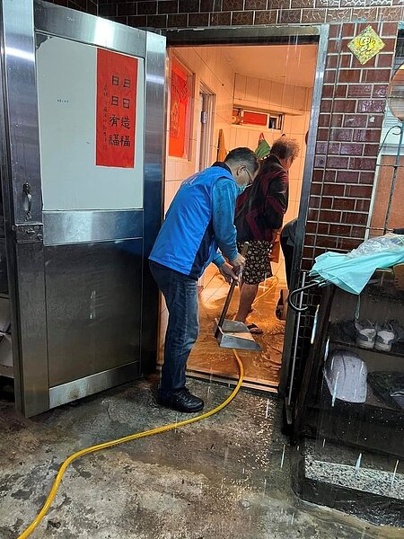 正義里長與志工一起到里民家中協助處理災情。圖／取自林正義臉書粉絲專頁