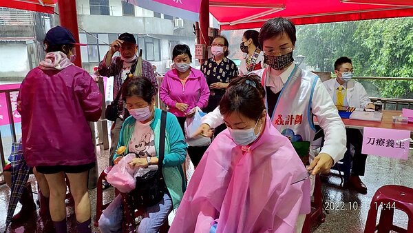 泰和里的義剪活動。圖／取自林正義臉書粉絲專頁