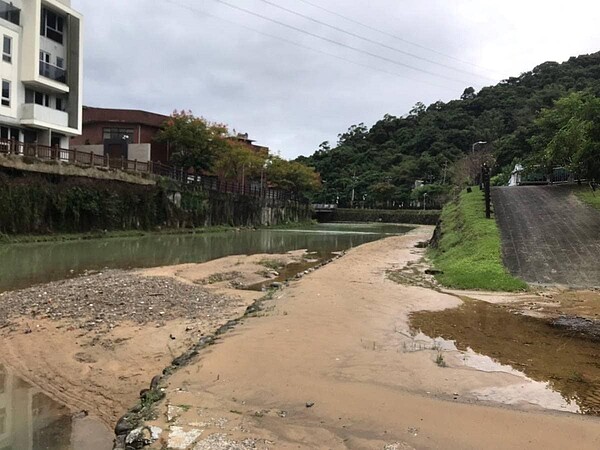 王里長安排會勘，進行清除溪溝淤積作業。圖／取自里長王曉芳臉書專頁