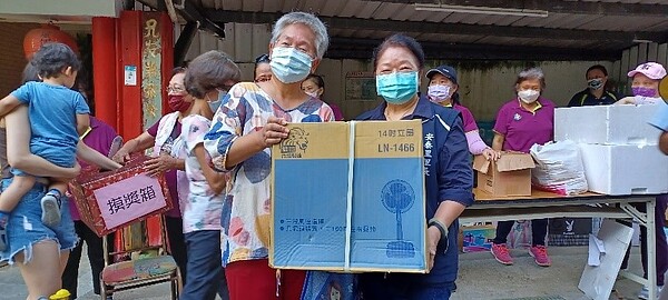 安泰里慶祝父親節活動，有摸彩環節里民踴躍參與。圖／取自台北市鄰里服務網