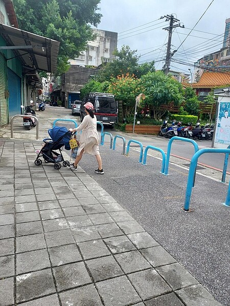 推著嬰兒車，親子無障礙散步。圖／易小滿攝