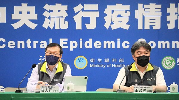 指揮中心日前決議擴大免費發放對象,估計新增超過180萬人受惠。指揮中心發言人莊人祥(左)、指揮官王必勝(右)。圖/指揮中心提供