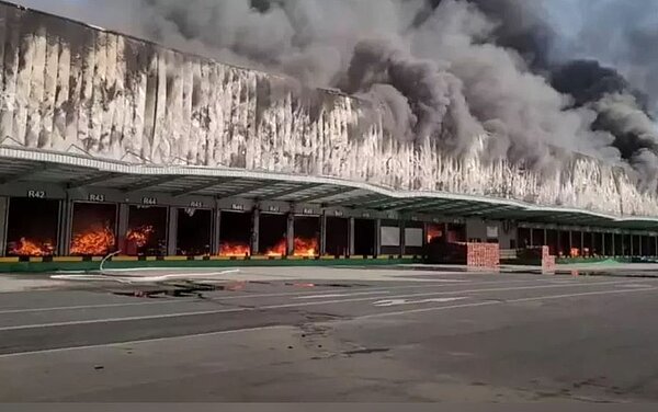 家樂福楊梅物流中心今年3月大火,損失逾39億元,檢警調查原因,竟是員工抽菸未熄滅釀成。圖/聯合報資料照片