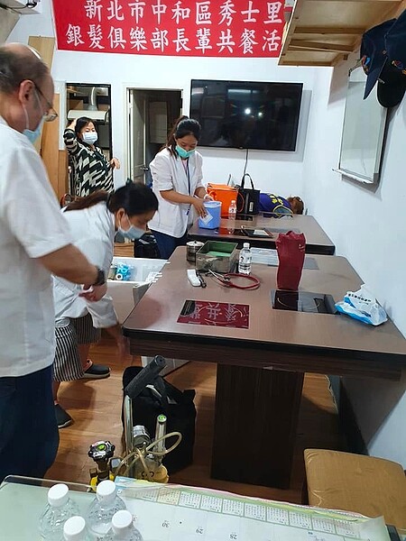 醫療團隊將針劑、器械等帶到里辦公室，為里民注射疫苗。圖／截自里長洪天佑個人臉書
