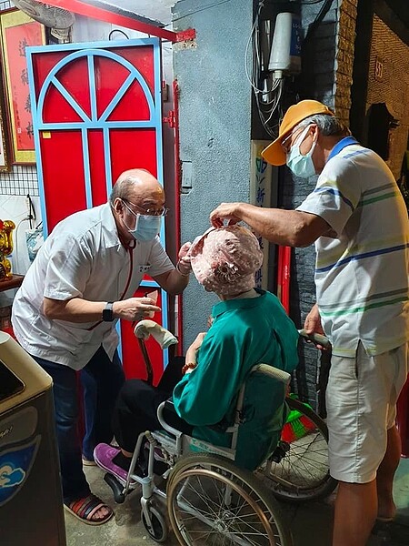 醫療團隊人員細心地為長者檢查。圖／截自里長洪天佑個人臉書
