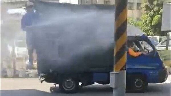 秀山里進行防疫消毒。圖／取自「新北市中和區秀山里辦公處」臉書
