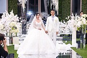 許維恩18公斤絕美婚紗亮相　王家梁甜讚老婆全身發光芒