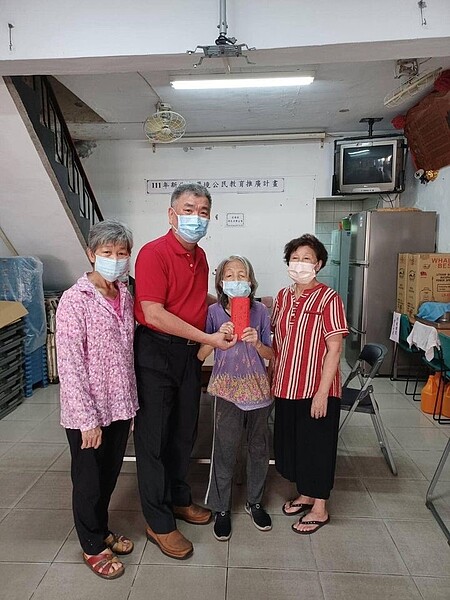 陳振益里長協助安順里弱勢族群。圖／取自「陳振益」臉書
