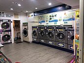 洗衣粉洗衣竟卡滿槽！網曝2招能解決：改用這洗最省事