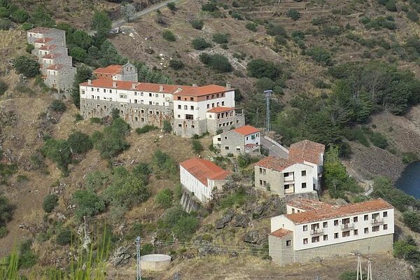 西班牙Salto de Castro村坐落於西班牙跟葡萄牙交界，距離首都馬德里3小時車程，已廢棄達30多年。現在的所有人於2000年代初期買下，打算改造成旅遊景點，但歐債危機阻止了該計畫的發展。照片翻攝：Lanacion.com.ar