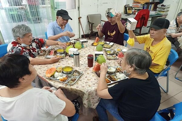 里內長者一同享用豐盛餐點。圖／里長方荷生提供